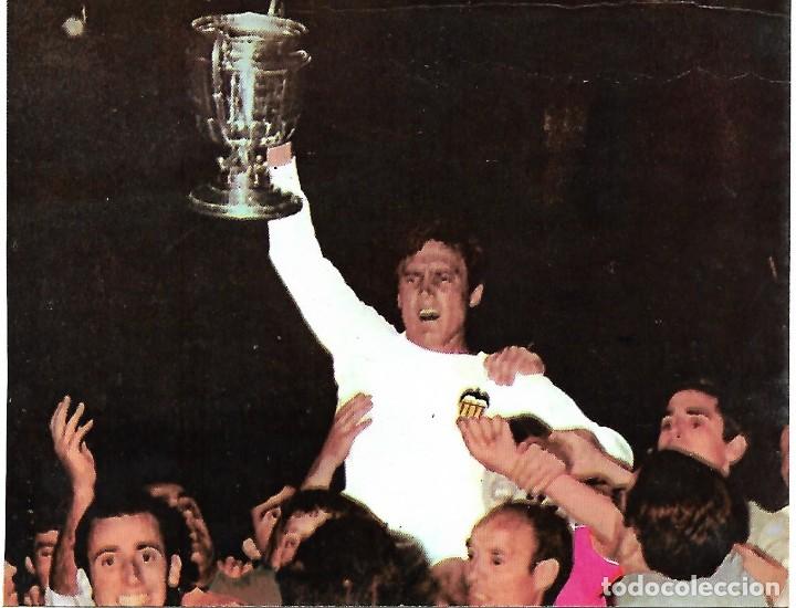 Coleccionismo deportivo: VALENCIA CF: Recorte de ROBERTO con la Copa de 1967 - Foto 1