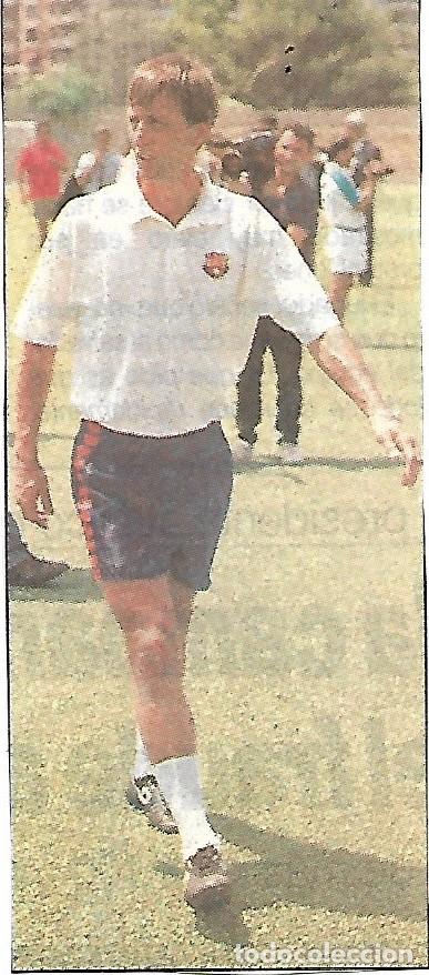 Coleccionismo deportivo: JOHAN CRUYFF: Recorte entrenando - Foto 1