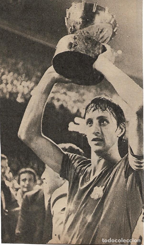 Coleccionismo deportivo: BAR&Ccedil;A: Gran recorte de CRUYFF con el Trofeo Gamper. - Foto 1