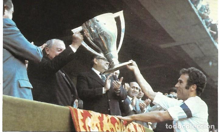 Collectionnisme sportif: REAL MADRID: Recorte de AMANCIO recibiendo el trofeo de Campe&oacute;n de Liga