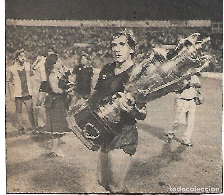 Collectionnisme sportif: BAR&Ccedil;A: Recorte de TENTE S&Aacute;NCHEZ con un enorme trofeo