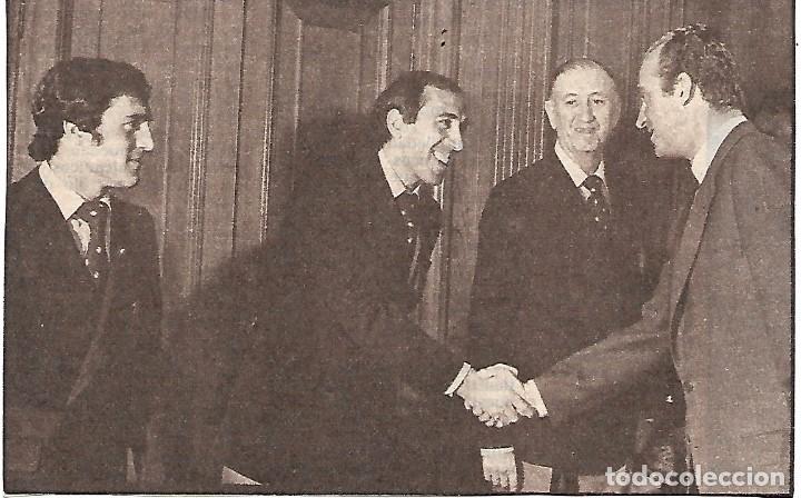 Collectionnisme sportif: Recorte de TENTE S&Aacute;NCHEZ a punto de ser saludado por el rey Juan Carlos I