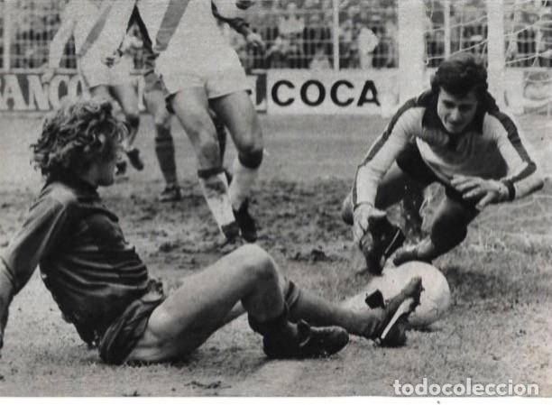 Collectionnisme sportif: BAR&Ccedil;A Y RAYO VALLECANO: Gran recorte de Allan SIMONSEN y MORA pugnando por un bal&oacute;n. 1980