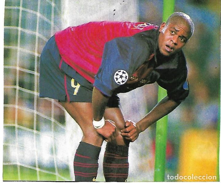 Coleccionismo deportivo: BAR&Ccedil;A: Recorte de Patrick KLUIVERT agachado - Foto 1