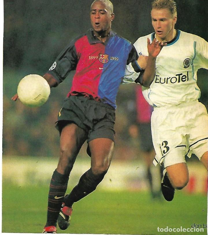 Coleccionismo deportivo: BAR&Ccedil;A: Recorte de Patrick KLUIVERT en pugna con un rival - Foto 1