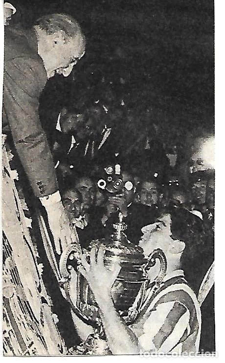 Collectionnisme sportif: ATL&Eacute;TICO DE MADRID: Recorte de Enrique COLLAR recibiendo la Copa de manos de Franco