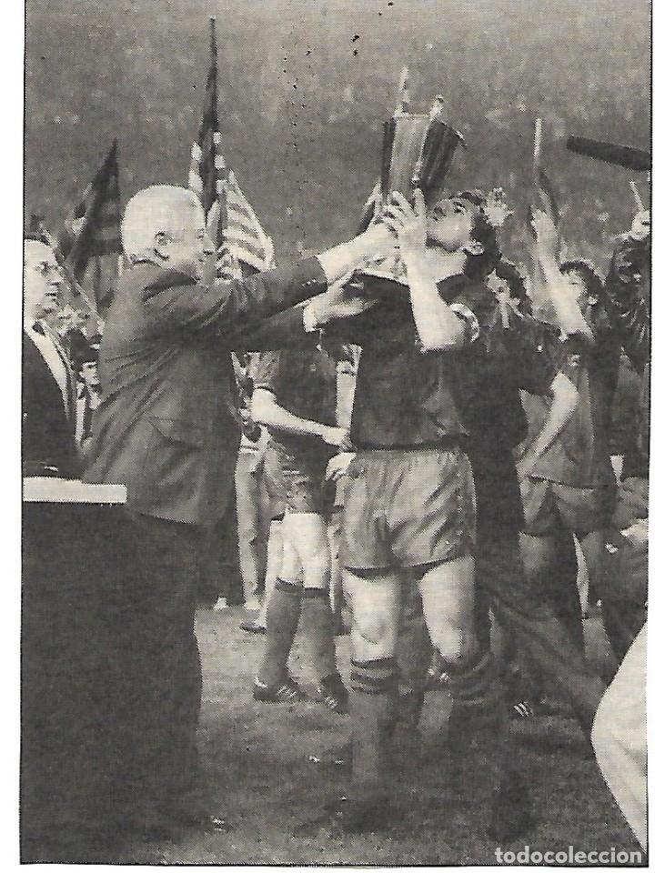 Collectionnisme sportif: BAR&Ccedil;A: Recorte de Tente S&Aacute;NCHEZ recibiendo la recopa de 1982
