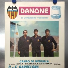 Coleccionismo deportivo: CARTEL DE FUTBOL - LIGA 1ª DIVISION - VALENCIA C.F. - F.C. BARCELONA, R.S.G. TORRELAVEGA - AÑO 1967