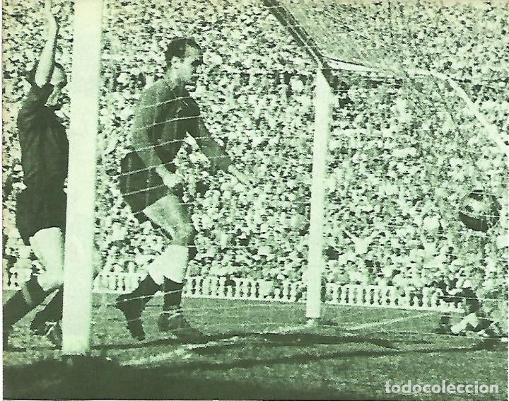Sammelleidenschaft Sport: BAR&Ccedil;A: Recorte de C&Eacute;SAR marc&aacute;ndole un gol a IGNACIO EIZAGUIRRE, de la Real Sociedad