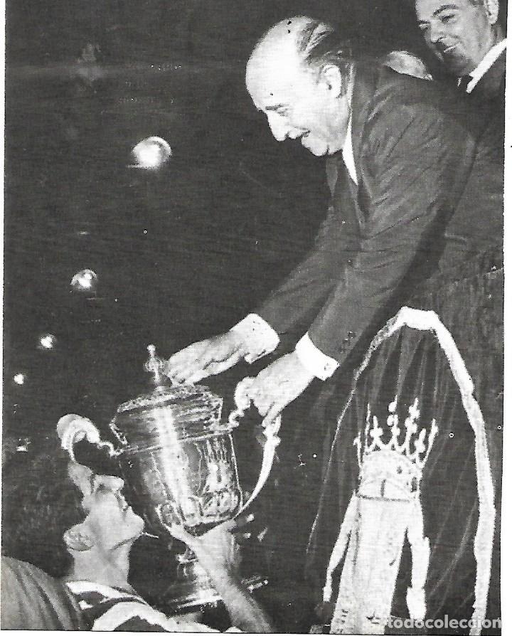Sammelleidenschaft Sport: ATL&Eacute;TICO DE MADRID: Recorte de Enrique COLLAR recibiendo la Copa de manos de Franco