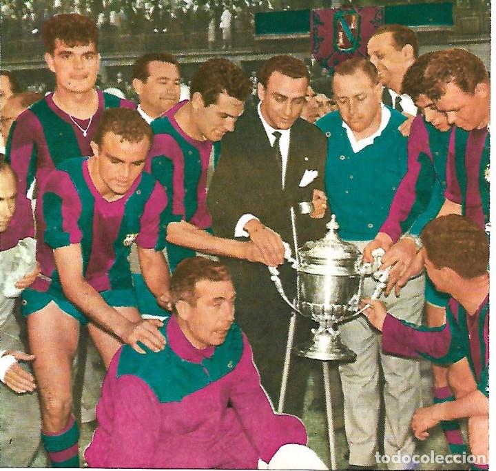 Coleccionismo deportivo: BAR&Ccedil;A: Recorte de BIOSCA con los Campeones de Copa del 57 - Foto 1