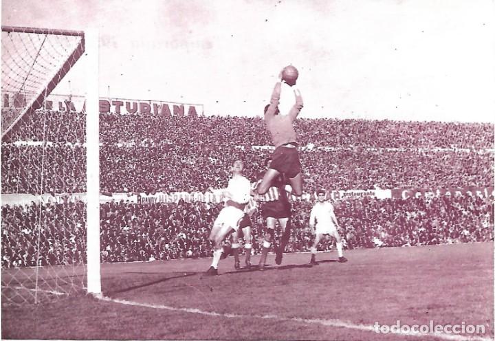 Collezionismo sportivo: ATL&Eacute;TICO DE MADRID: Recorte de PAZOS blocando ante Di Stefano