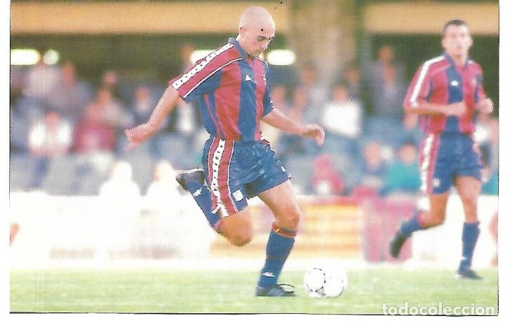 Coleccionismo deportivo: BAR&Ccedil;A: Recorte de IVAN DE LA PE&Ntilde;A en acci&oacute;n - Foto 1