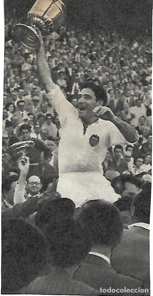 Coleccionismo deportivo: VALENCIA CF: Recorte de MONZ&Oacute; con la Copa del 54 - Foto 1