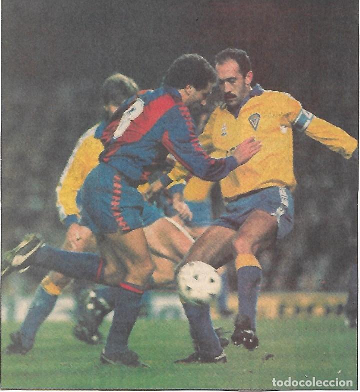 Coleccionismo deportivo: BAR&Ccedil;A: Recorte de EUSEBIO en pugna con el cadista Carmelo - Foto 1
