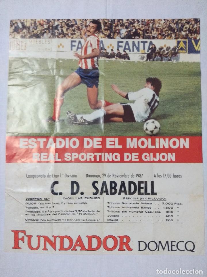 Coleccionismo deportivo: CARTEL DE FUTBOL/SPORTING DE GIJON-C.D. SABADELL/A&Ntilde;OS 80 FUNDADOR-DOMECQ.