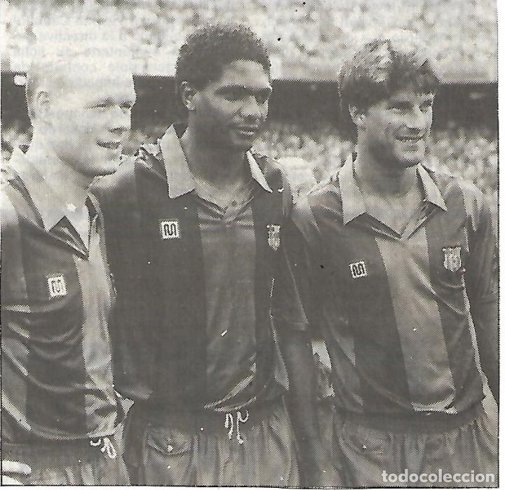 Coleccionismo deportivo: BAR&Ccedil;A: Recorte de LAUDRUP con KOEMAN y ALOISIO - Foto 1
