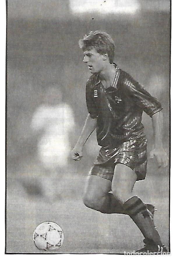 Collezionismo sportivo: BAR&Ccedil;A: Recorte de LAUDRUP conduciendo el bal&oacute;n hacia la izquierda