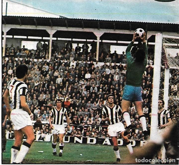 Collezionismo sportivo: CD. CASTELL&Oacute;N: Recorte del meta CORRAL blocando un bal&oacute;n. 1973