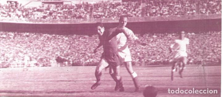 Coleccionismo deportivo: BAR&Ccedil;A: Recorte de MORENO en acci&oacute;n en el Bernab&eacute;u - Foto 1