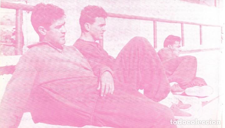 Collectionnisme sportif: ATL&Eacute;TICO DE MADRID: Recorte de ESCUDERO, MIGUEL y AGUST&Iacute;N descansando en un entrenamiento.
