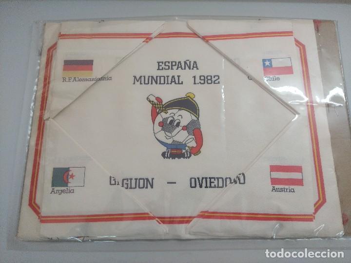 Sammelleidenschaft Sport: JUEGO DE MANTELERIA EN PAPEL/MUNDIAL ESPA&Ntilde;A 1982/SEDE GIJON-OVIEDO/ASTURIAS.