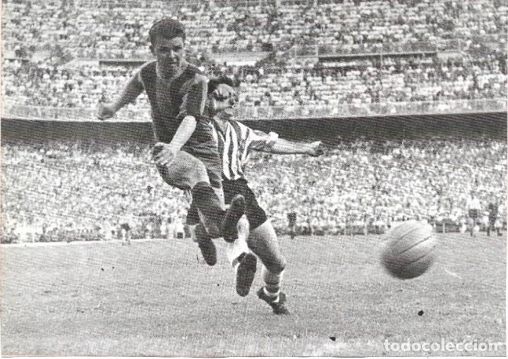 Coleccionismo deportivo: BAR&Ccedil;A: Gran recorte de KUBALA en acci&oacute;n - Foto 1