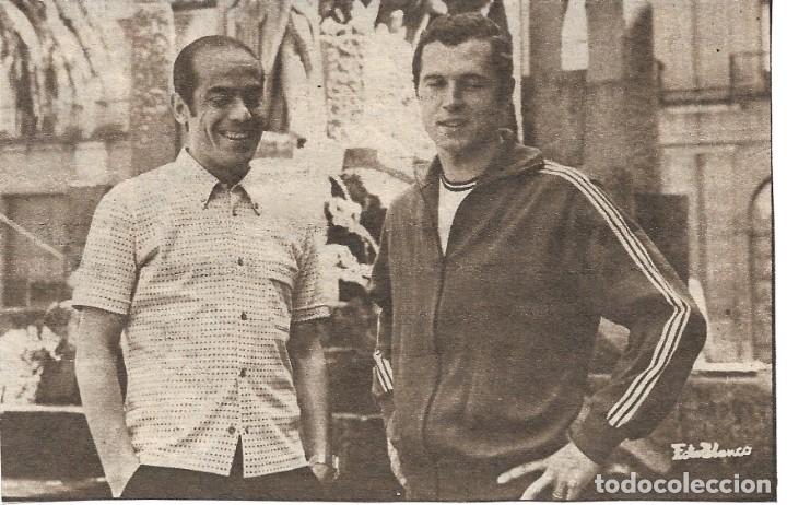 Coleccionismo deportivo: Recorte de BECKENBAUER con LU&Iacute;S SU&Aacute;REZ. 1970 - Foto 1