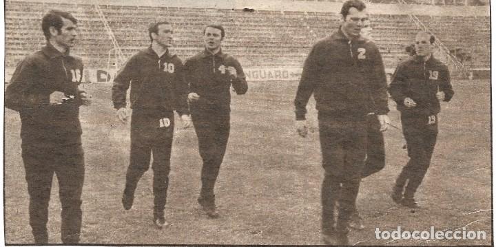 Coleccionismo deportivo: Recorte de BECKENBAUER entrenando.1970 - Foto 1