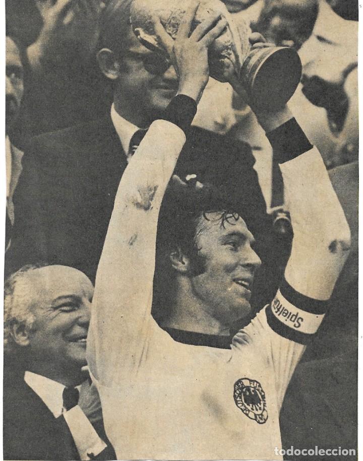 Sammelleidenschaft Sport: Recorte de BECKENBAUER recibiendo la Copa del Mundo de 1974. 1974