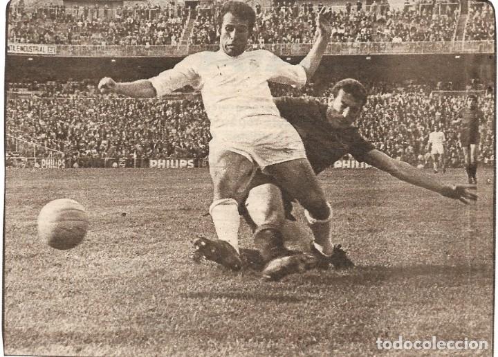 Coleccionismo deportivo: REAL MADRID: Recorte de AMANCIO en pugna con el mallorquinista Robles. 1970