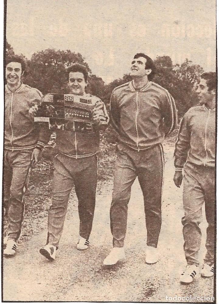 Coleccionismo deportivo: Recorte de IRIBAR mirando al cielo - Foto 1