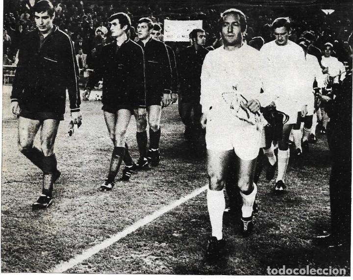 Coleccionismo deportivo: REAL MADRID: Recorte de GENTO saliendo al Bernab&eacute;u en un partido de Copa de Europa