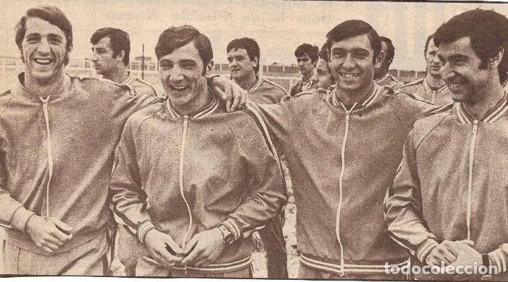 Coleccionismo deportivo: SELECCI&Oacute;N ESPA&Ntilde;OLA DE F&Uacute;TBOL: Recorte de QUINI con SOL, CHURRUCA y G&Aacute;RATE. 1971