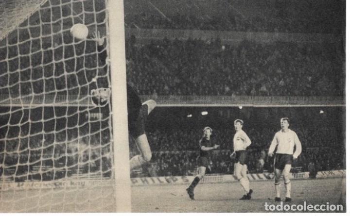 Coleccionismo deportivo: BAR&Ccedil;A: Gran recorte de un gol de Gallego en la Recopa. 1969