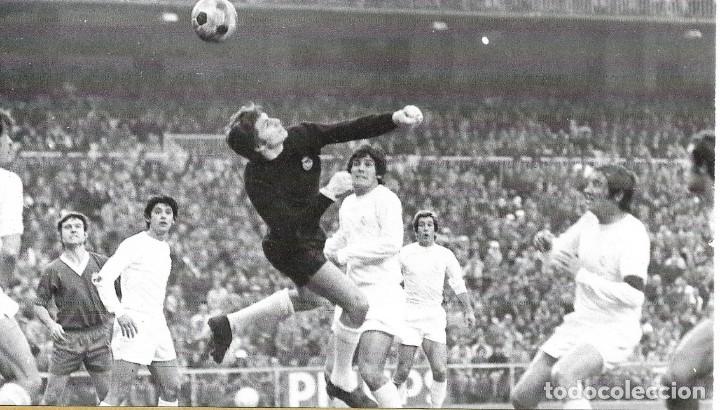 Collectionnisme sportif: REAL MADRID: Recorte de MIGUEL &Aacute;NGEL despejando de pu&ntilde;os