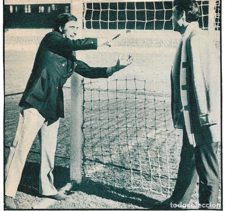 Coleccionismo deportivo: BAR&Ccedil;A: Gran recorte de SADURN&Iacute; con PERET. 1969
