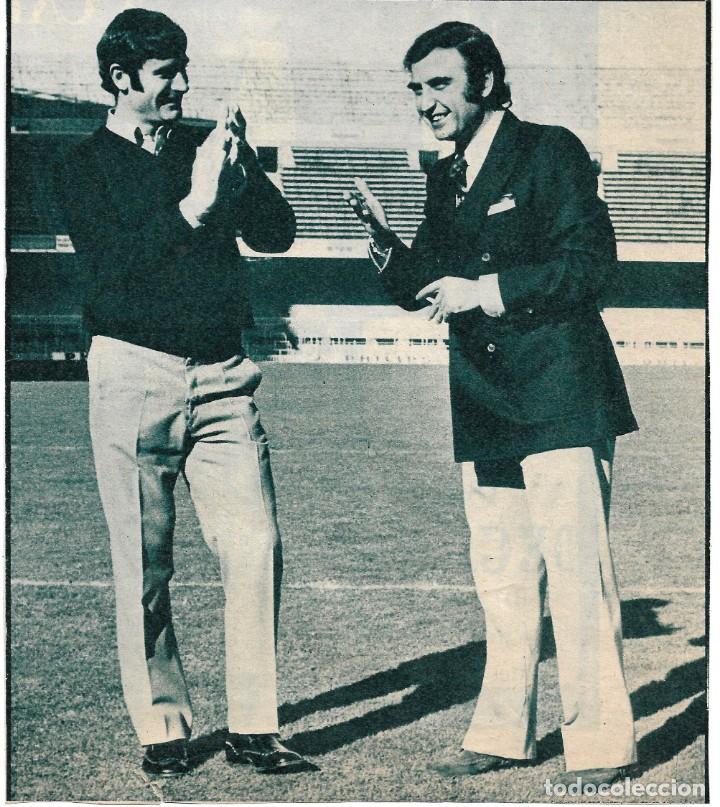 Coleccionismo deportivo: BAR&Ccedil;A: Gran recorte de ELADIO con PERET, el Rey de la Rumba Catalana. 1969