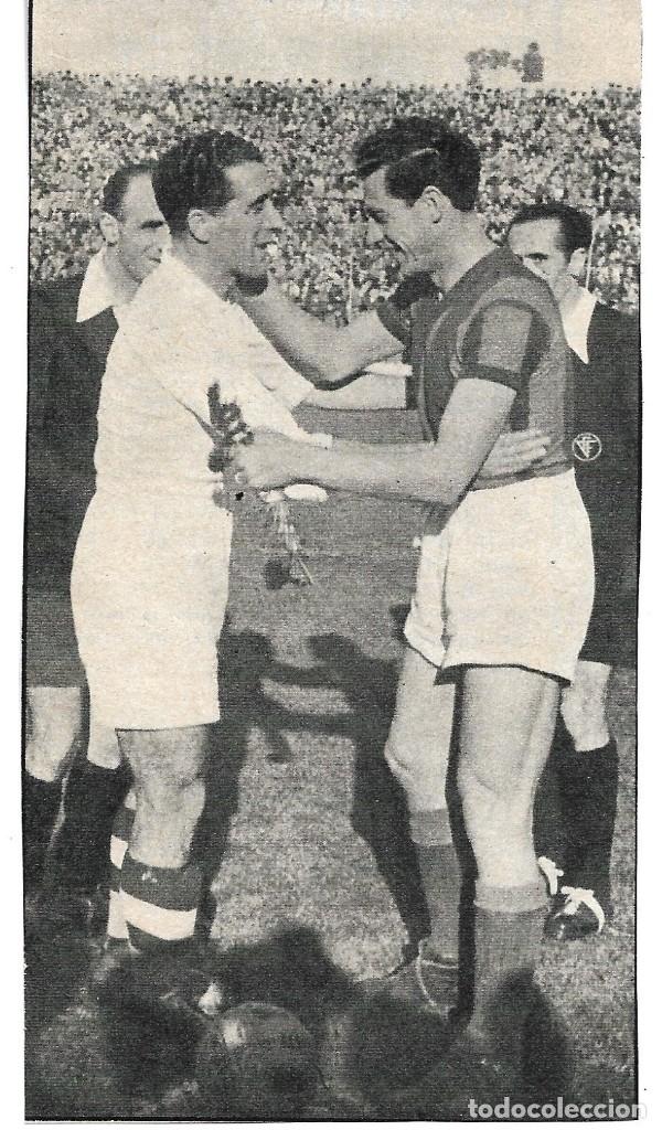 Coleccionismo deportivo: Recorte de IPI&Ntilde;A y ZUBIETA salud&aacute;ndose. 1946. Partido REAL MADRID-SAN LORENZO DE ALMAGRO