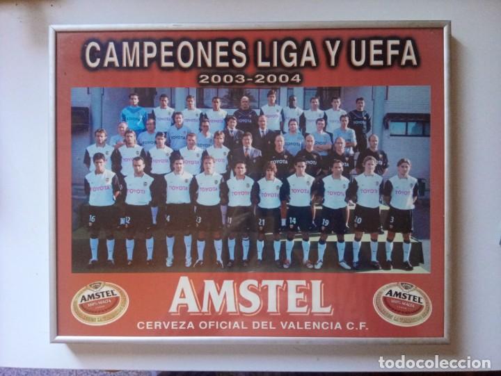Coleccionismo deportivo: VALENCIA C.F CAMPEONES LIGA Y UEFA 2003 2004 CARTEL PUBLICIDAD AMSTEL ENMARCADO ALUMINIO
