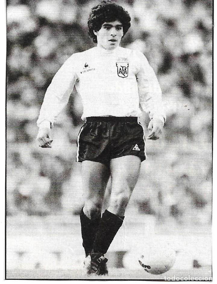 Coleccionismo deportivo: SELECCI&Oacute;N ARGENTINA DE F&Uacute;TBOL: Recorte de MARADONA en sus comienzos.