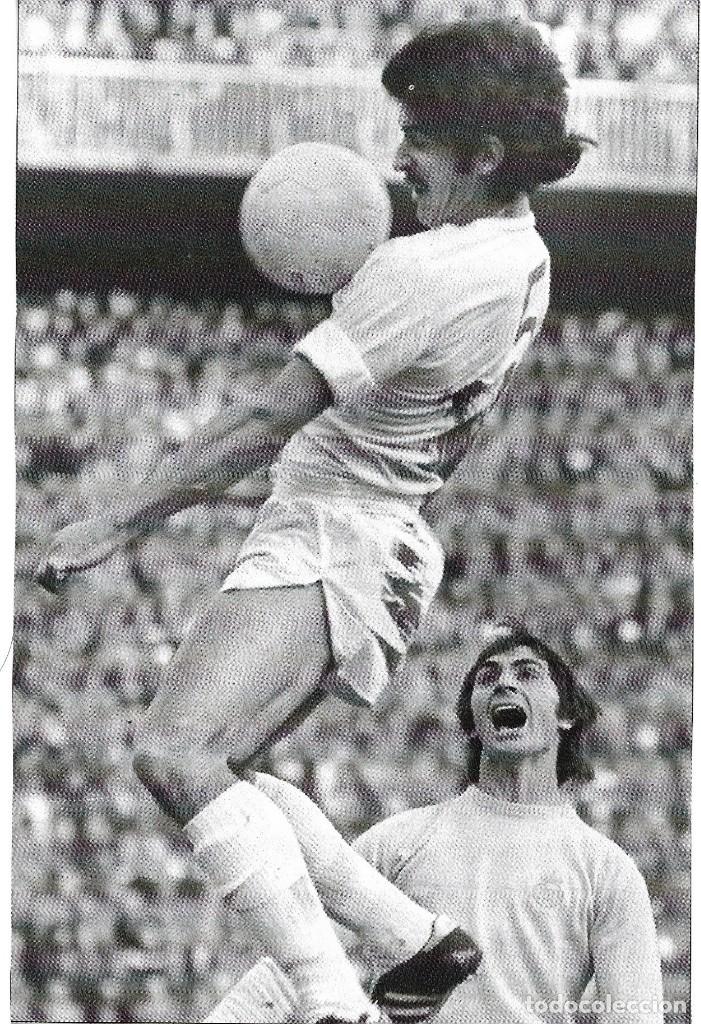 Coleccionismo deportivo: REAL MADRID: Recorte de BENITO en acci&oacute;n, junto a MIGUEL &Aacute;NGEL