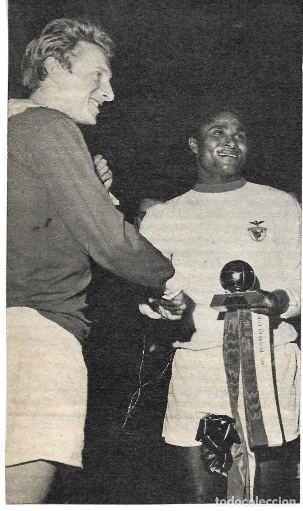 Coleccionismo deportivo: Recorte de EUSEBIO y DENIS LAW con el Bal&oacute;n de Oro - Foto 1