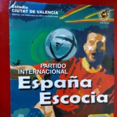 Coleccionismo deportivo: CARTEL PARTIDO DE FUTBOL ENTRE ESPAÑA Y ESCOCIA JUGADO EN EL ESTADIO CIUTAT DE VALENCIA -- AÑO 2004. Lote 232643810