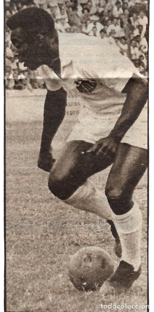 Coleccionismo deportivo: Recorte de PEL&Eacute; con el Santos - Foto 1