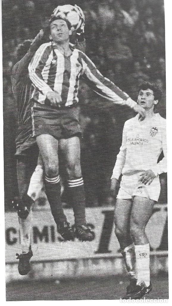 Collectionnisme sportif: REAL SPORTING DE GIJ&Oacute;N: Recorte de QUINI saltando con el portero valencianista. 1985