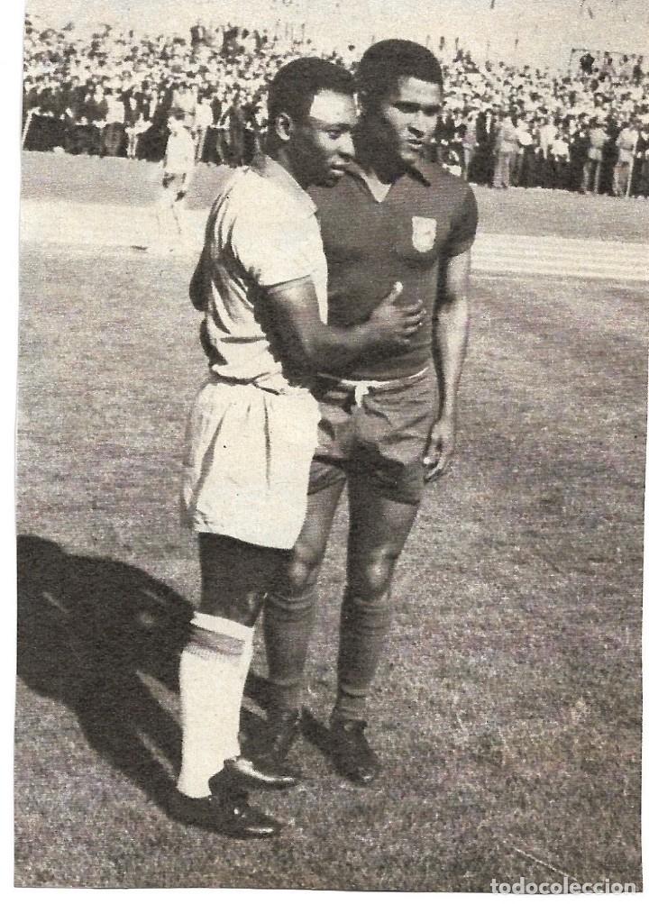 Coleccionismo deportivo: SANTOS FC: Recorte de PEL&Eacute; con EUSEBIO - Foto 1