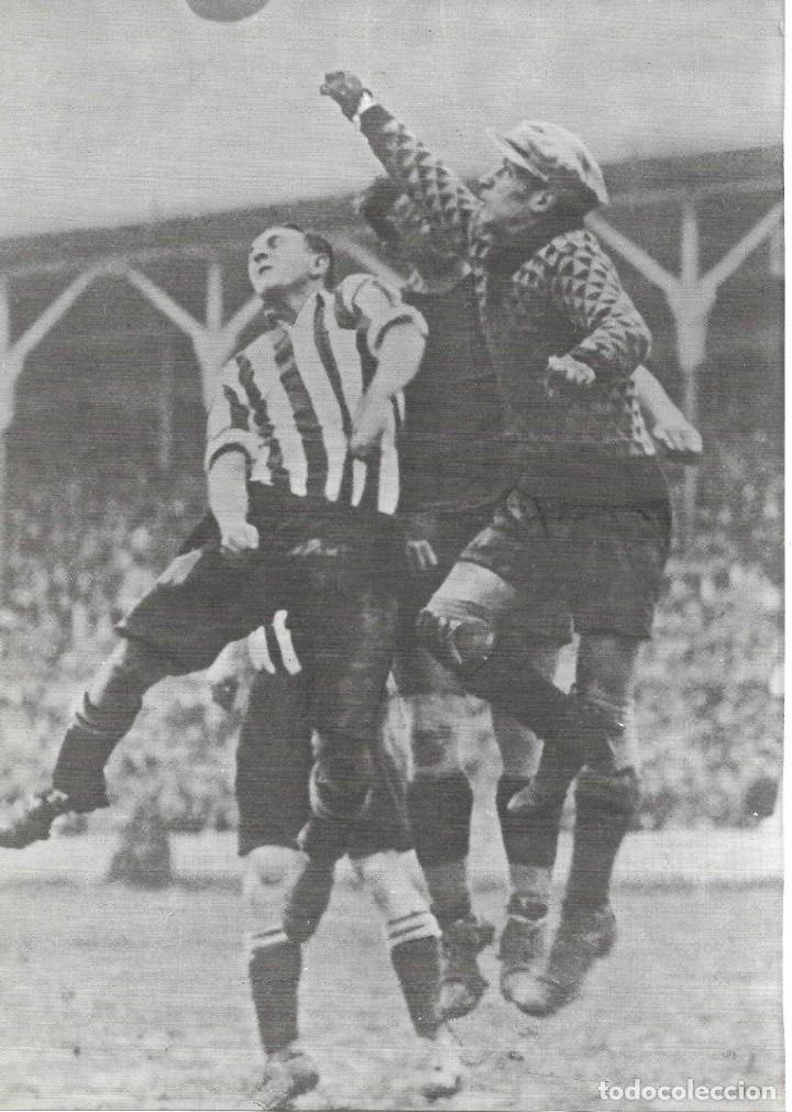 Collezionismo sportivo: ATHLETIC DE BILBAO: L&aacute;mina de GOROSTIZA acosando al portero rival.