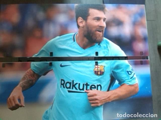 Coleccionismo deportivo: L&aacute;mina decorativa doble Bar&ccedil;a FCB Messi traje azul celeste. Medidas: 15 X 40 cm por l&aacute;mina. Figura