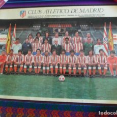 Coleccionismo deportivo: MUY RARO CARTEL PLANTILLA FOTO OFICIAL ATLÉTICO DE MADRID 1979 1980 CON AUTÓGRAFOS. 50X33 CMS. BE.
